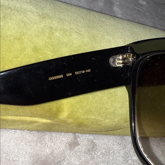 Gucci Black and Cream flower Sunglasses - Picture 5 of 6